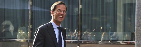 Een lachende premier Rutte nabij de tweede kamer